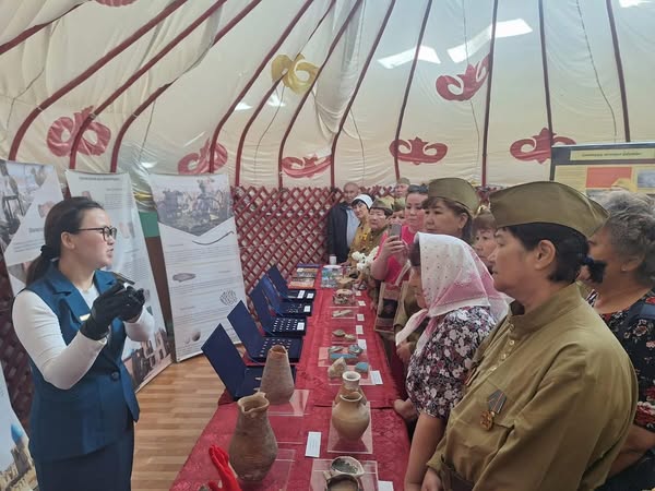 “Ұлы Жібек жолындағы ортақ тарихи-мәдени мұралар” көшпелі көрмесін Краснояр, Алтынжар ауылының тұрғындары тамшалауда