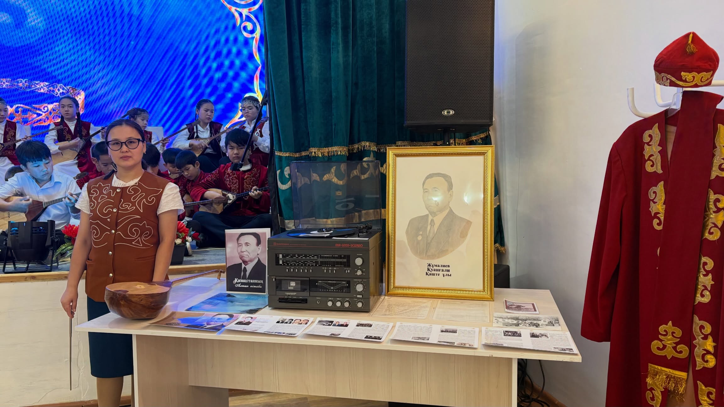 САРАЙШЫҚТА ДОМБЫРА КҮНІ: «ҚОС ІШЕКТІҢ ҚҰДІРЕТІ» АТТЫ САЗДЫ КЕШ ӨТТІ