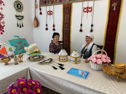 The master of handicrafts is Kalygyz apa